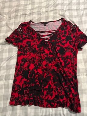 Rock & Republic Red and Black Floral Crisscross Short Sleeve Top